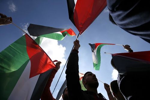 Les Palestiniens, furieux, en ont assez de la corruption de la ‘mafia’ de l’AP d’Abbas